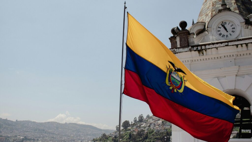 Ecuador: riesgo país sube 38 puntos a 690 tras triunfo del "No" en consulta de Noboa.