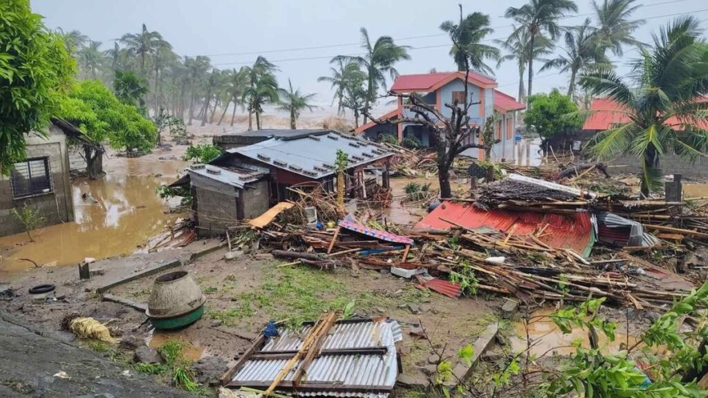 El supertifón Fung-wong azota Filipinas y deja sus primeras víctimas mortales y provoca evacuación de un millón de personas. (Philippine News Agency)