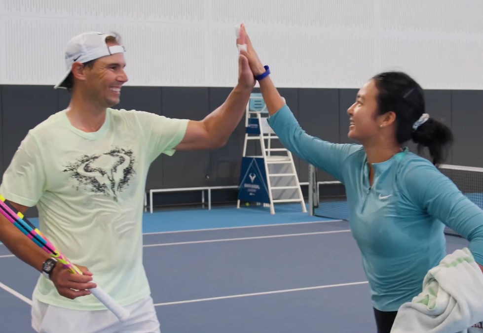 El tenista español Rafa Nadal ha vuelto este jueves 20 de noviembre a pisar una cancha de tenis con raqueta en mano por primera vez desde su despedida,