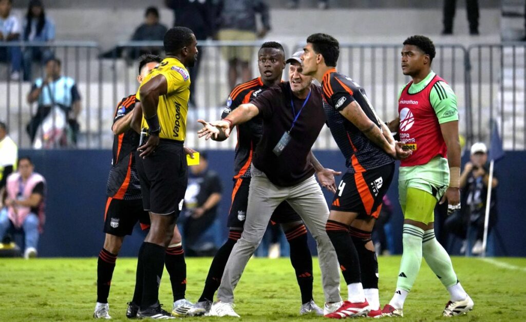 Emelec se muestra inconforme con arbitraje ante Liga de Quito en la Copa Ecuador