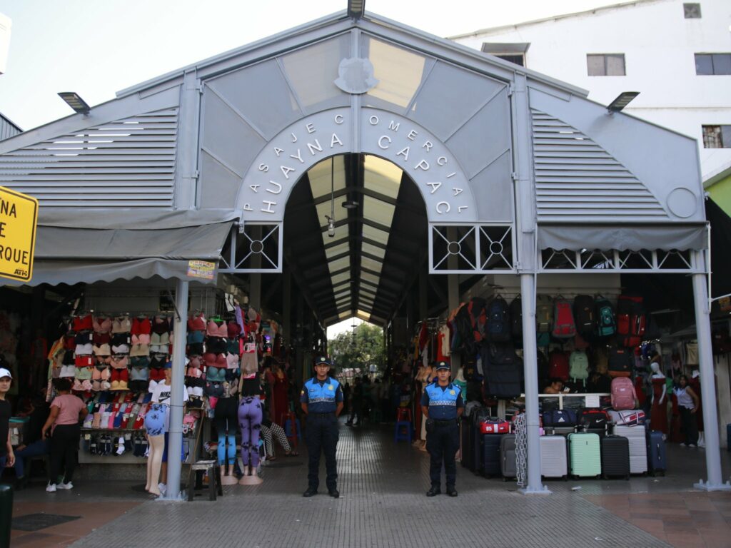 Las primeras cámaras ya operan en locales de la Bahía, en el centro de Guayaquil. FOTO: @alcaldiagye.