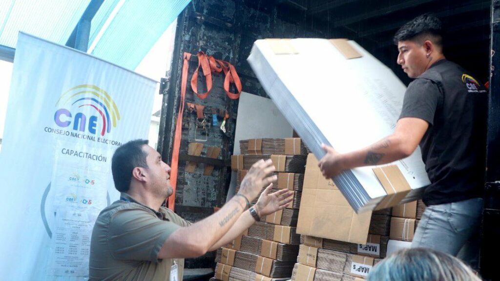 Arranca distribución de paquetes electorales a provincias. FOTO: @@cnegobec.