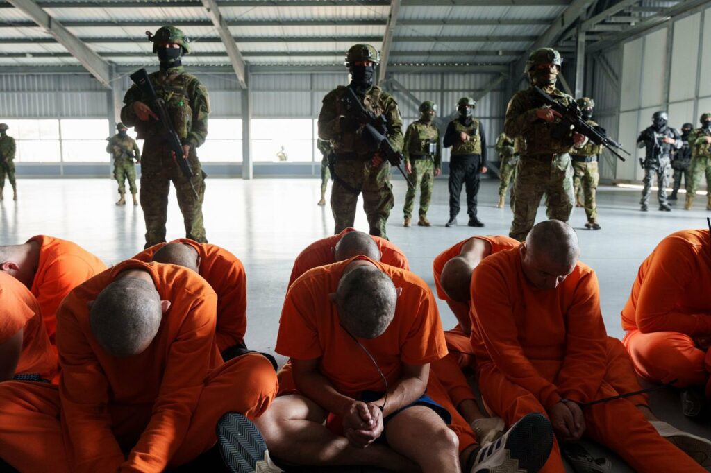 300 reos trasladados a la Cárcel del Encuentro, este lunes 10 de noviembre. FOTO: @DanielNoboaOk.