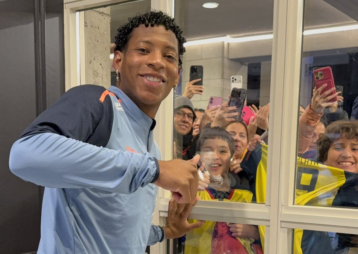 Gonzalo Plata se unió a la concentración de Ecuador en Toronto.