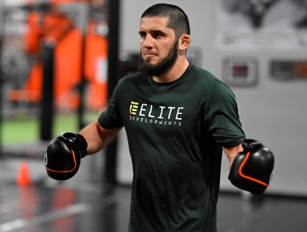 Islam Makhachev, campeón indiscutible de peso ligero de la Ultimate Fighting Championship (UFC), confesó haber iniciado el uso de creatina