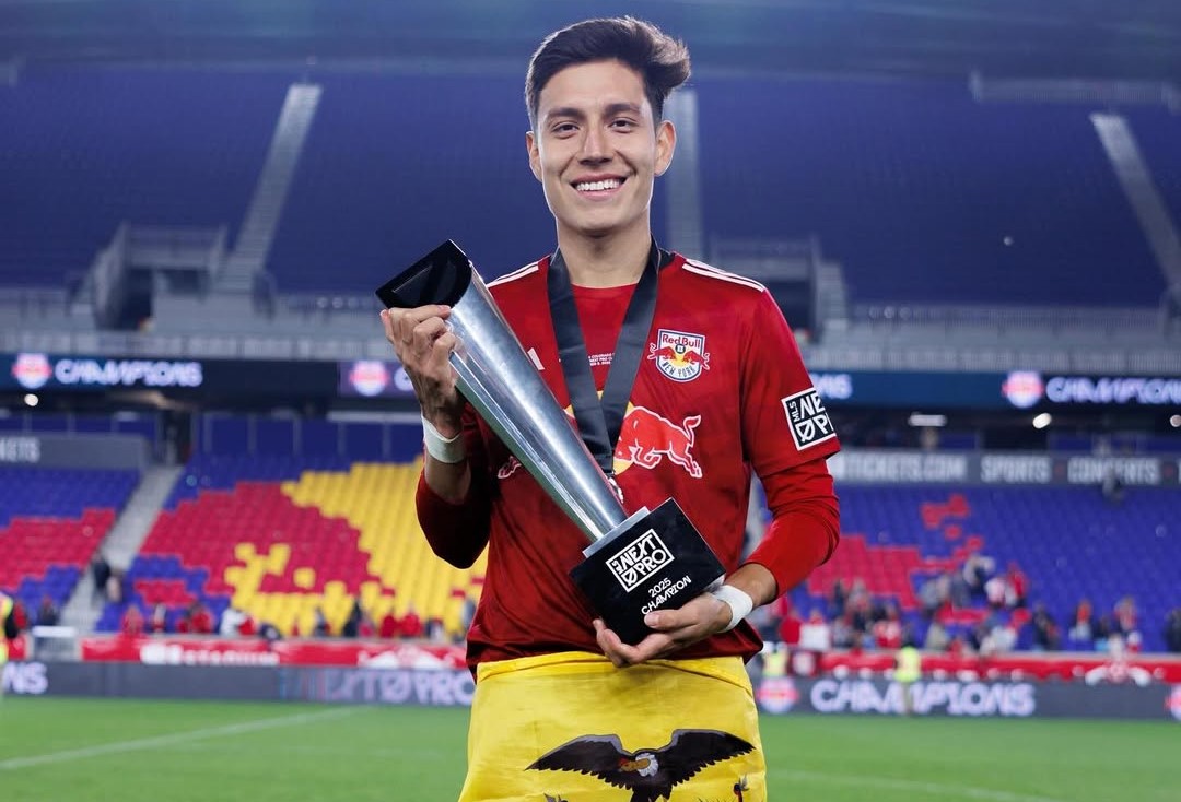 Jair Collahuazo  con el trofeo de la MLS Next Pro con New York Red Bulls II.