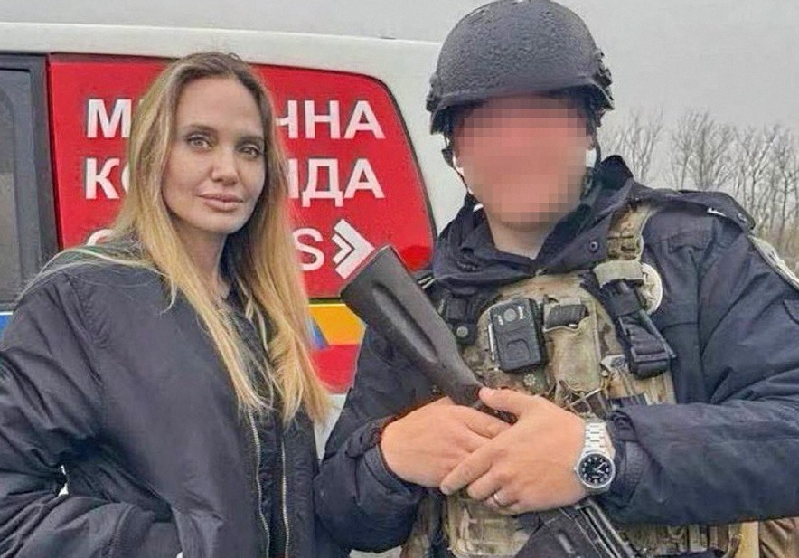 La actriz estadounidense Angelina Jolie llegó a pie a la ciudad de Kherson, en Ucrania, el miércoles 5 de noviembre.