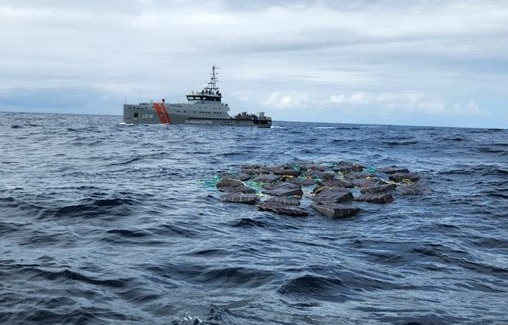 Las Fuerzas Armadas y la Guardia Costera de Estados Unidos decomisaron 3,93 toneladas de droga en altamar y cuatro ecuatorianos resultaron detenidos.