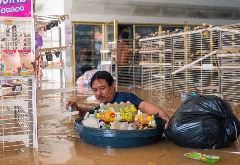 Las inundaciones provocadas por lluvias torrenciales en Indonesia y Tailandia han causado al menos 319 muertes y decenas de desaparecidos.