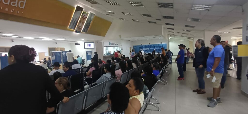 Más de 2.000 ciudadanos gestionan su cédula en Santo Domingo ante alta demanda electoral