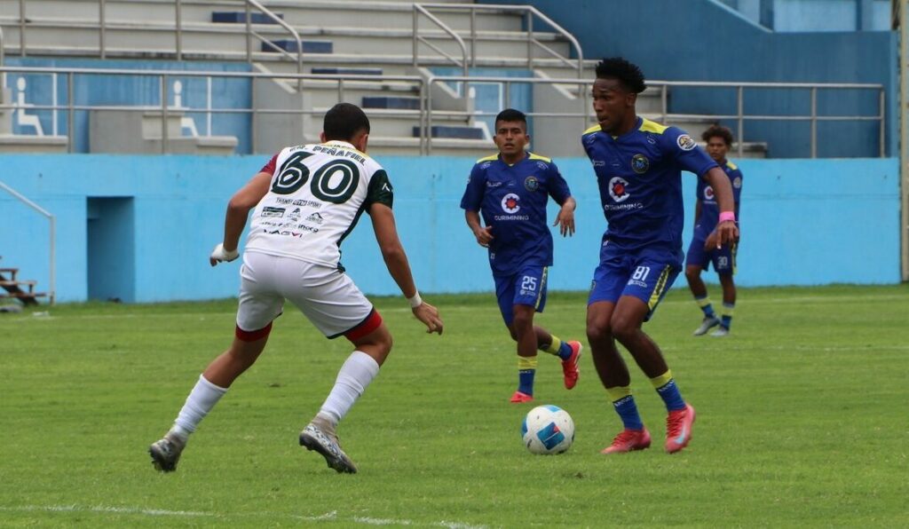 May Laury (derecha), de Mineros, en el partido de vuelta ante Juventud Italiana.