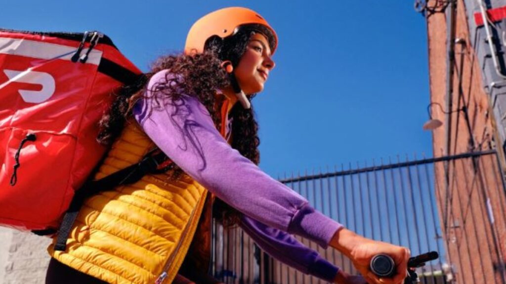 Migrantes ecuatorianos enfrentan varios riesgos con el alquiler de cuentas en aplicaciones de delivery.