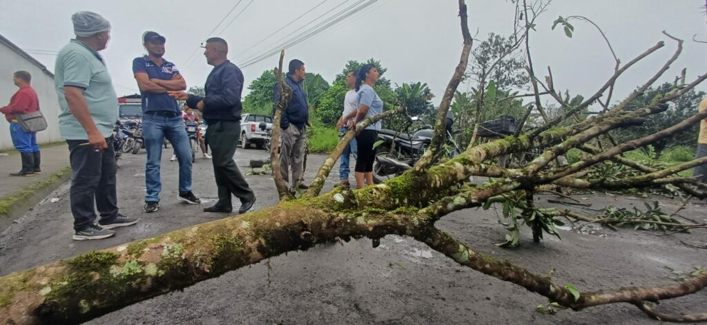 Moradores de El Placer del Toachi exigen mantenimiento vial a la Prefectura