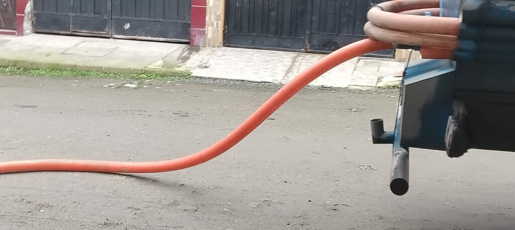 “Pagamos y no llega agua” vecinos denuncian cobros pese a la falta del servicio en Santo Domingo