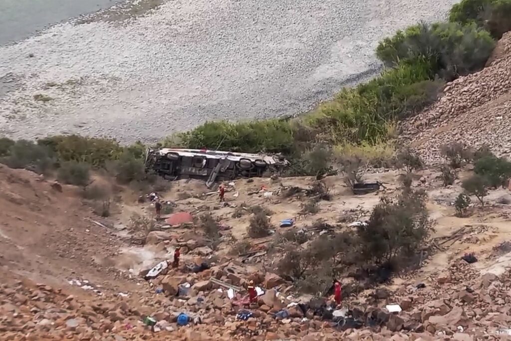 Perú, un accidente de tránsito mortal en la Panamericana Sur deja 37 fallecidos en la región de Arequipa