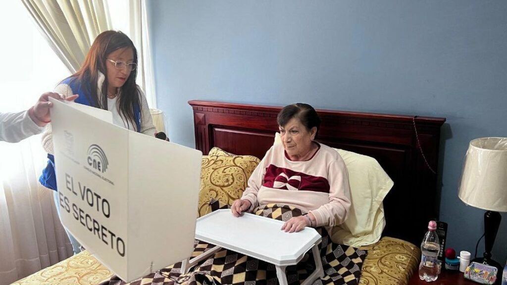 Referéndum y consulta popular en Ecuador servicios especiales para grupos prioritarios.