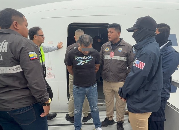 Richard Dionisio C.E., el hombre más buscado en la provincia de Loja por el asesinato de su pareja en 2011, arribó extraditado a Ecuador, Estados Unidos.