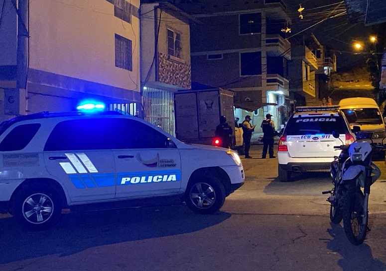 Tres hombres, entre ellos un taxista, resultaron asesinados la noche del sábado 15 de noviembre de 2025 en dos hechos violentos separados en la ciudad de Manta.