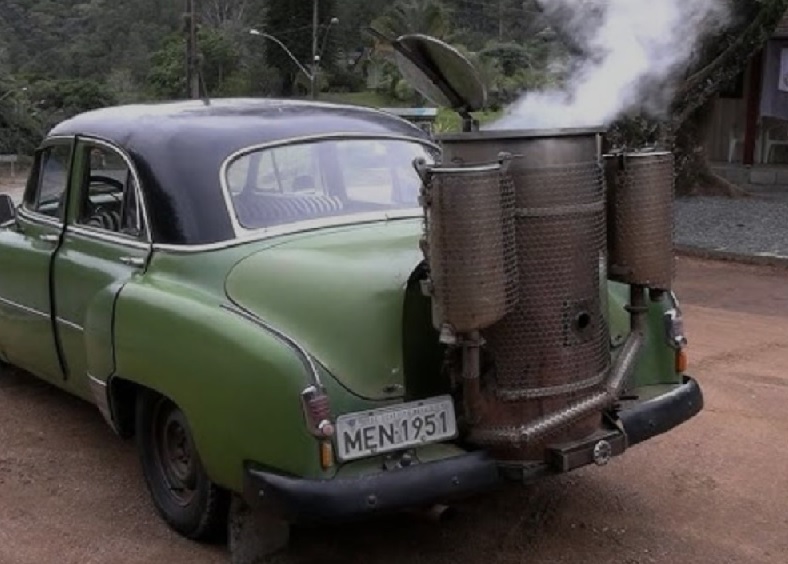 Un Chevrolet Styleline Deluxe de 1952, modificado para operar exclusivamente con leña, se mantiene como el único vehículo de su tipo en Brasil.Un Chevrolet Styleline Deluxe de 1952, modificado para operar exclusivamente con leña, se mantiene como el único vehículo de su tipo en Brasil.