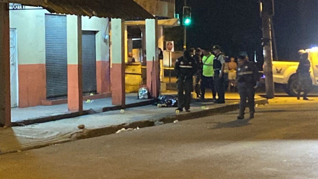 Un hombre fue asesinado mientras comía en un puesto de chuzos en Manta, provincia de Manabí.