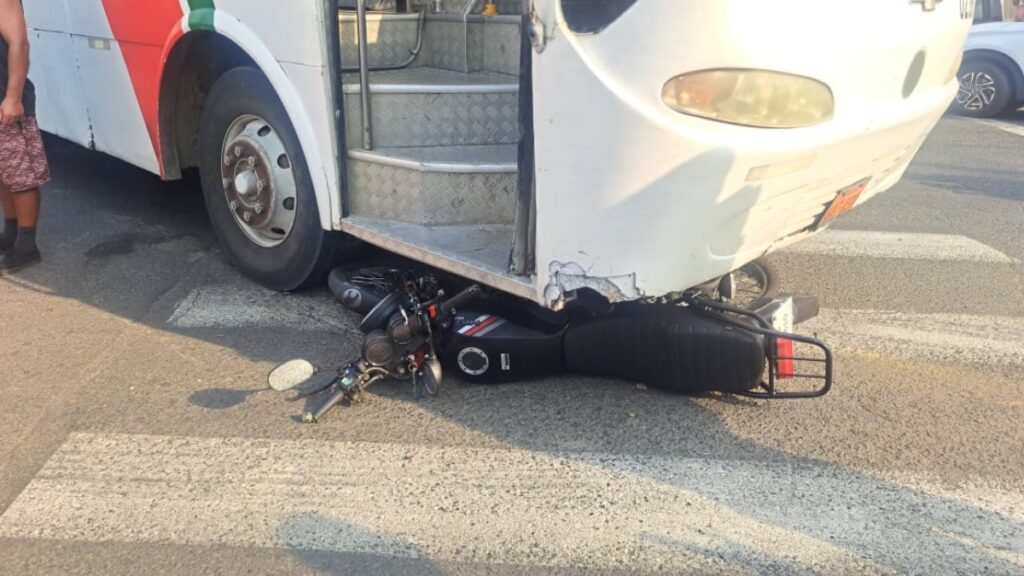 Un hombre resultó herido cuando su moto y un bus colisionaron, el accidente se registró en Portoviejo. (El Diario)
