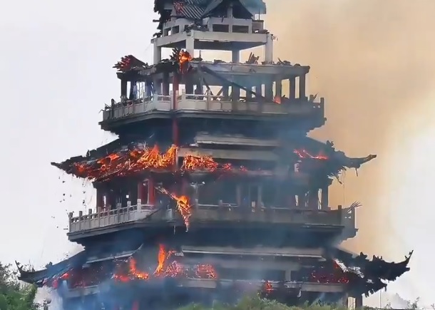 Un voraz incendio destruyó el pabellón Wenchang del templo Yongqing, una estructura ancestral de más de 1.500 años considerada