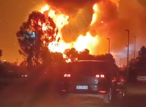 Una fuerte explosión seguida de un incendio se registró este viernes 14 de noviembre de 2025 en una fábrica ubicada en el complejo industrial de Spegazzini, en Ezeiza,