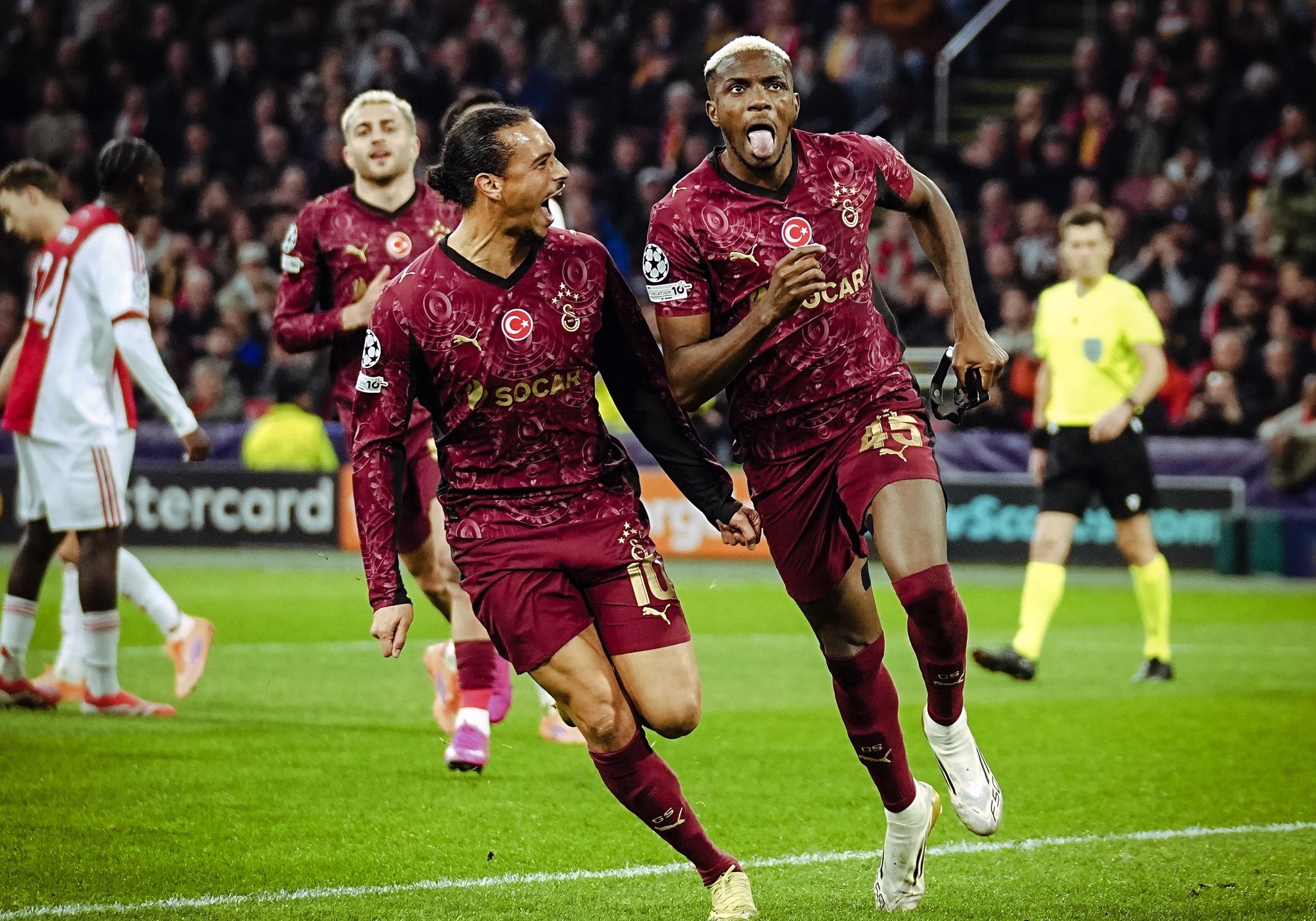 Víctor Osimhen (derecha) marcó los tres goles de Galatasay