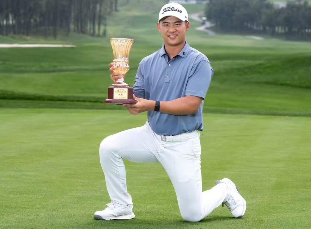 Yanhan Zhou, golfista chino de 17 años conocido como "el Tiger Woods chino", ha establecido un récord inédito.