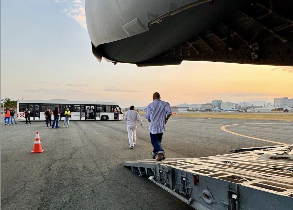 Qué busca el acuerdo entre Estados Unidos y Ecuador para el traslado de ciudadanos de terceros países.