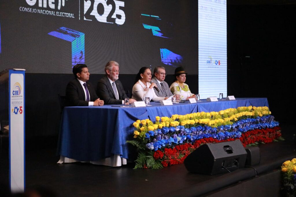 Diana Atamaint, presidenta del CNE, durante el anuncio de la participación del referéndum y consulta popular 2025 en Ecuador.