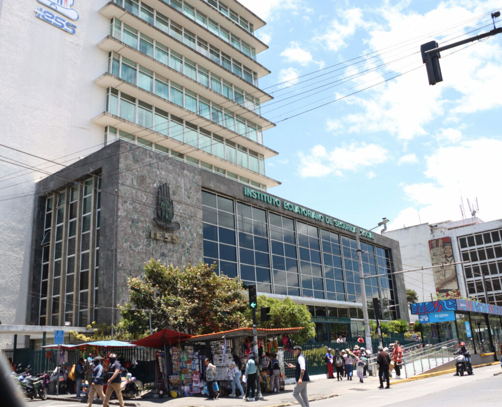 IESS amplía la declaratoria de emergencia para agilizar la compra de medicamentos.