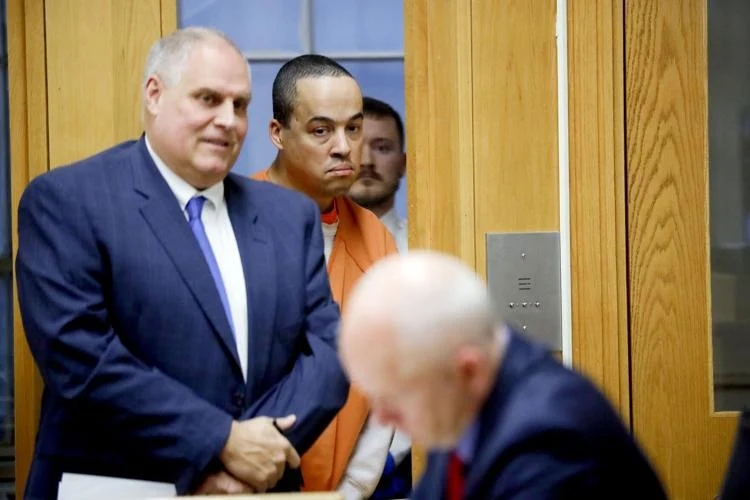 Un hombre es procesado por el crimen de sus padres y el incendio de su vivienda en Massachusetts