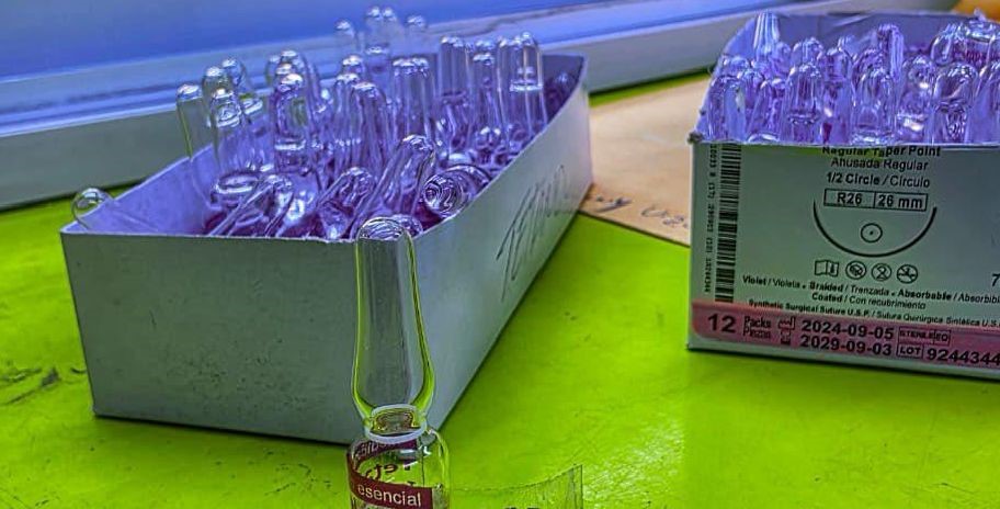 Ampollas decomisadas por Arcsa durante operativo por medicamentos sin registro sanitario y productos caducados.