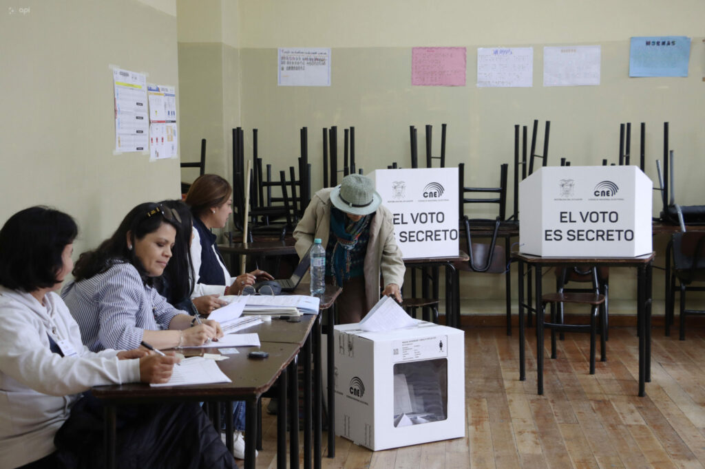 Una persona ejerce su voto durante el referéndum y la consulta popular del 16 de noviembre en Ecuador.