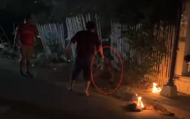 El presunto ladrón fue agredido e incendiado parcialmente por un grupo de personas