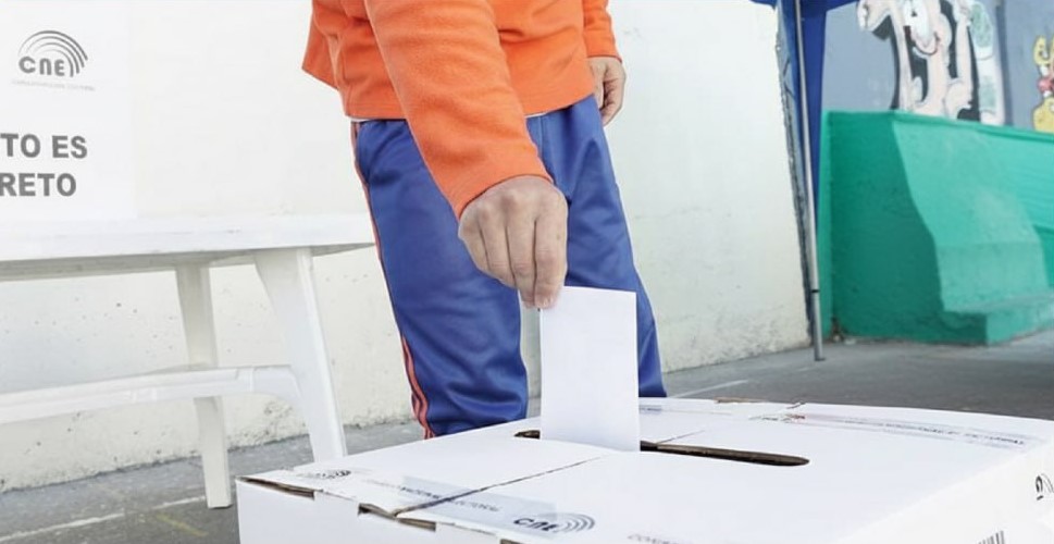 Persona privada de libertad deposita su voto en el referéndum y consulta popular 2025 en Manabí.