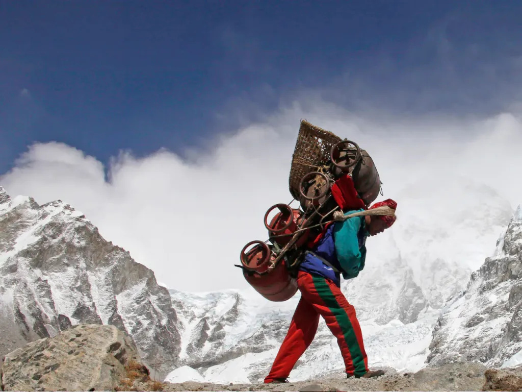 Los sherpas nepalíes son quienes se ocupan de llevar los bultos más pesados durante el ascenso al Everest.