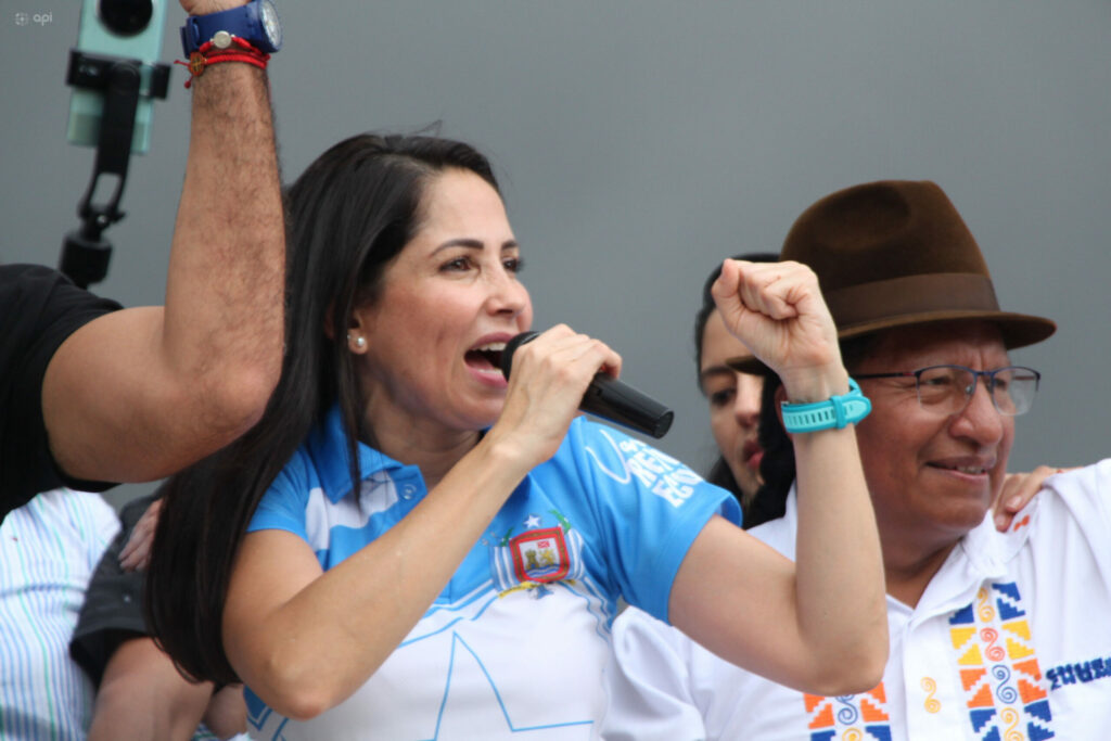 TCE admite denuncia contra Luisa González y convoca audiencia para enero de 2026.