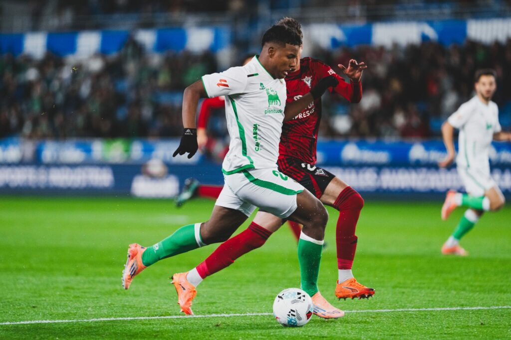 ¡Voz certificada! Periodista alemán Florian Plettenberg confirma interés de Stuttgart por Jeremy Arévalo