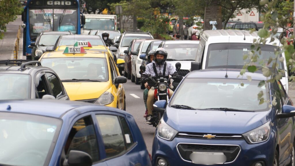 ¿Por qué los carros eléctricos están exentos de la medida de restricción de movilidad Pico y Placa en Quito (API)