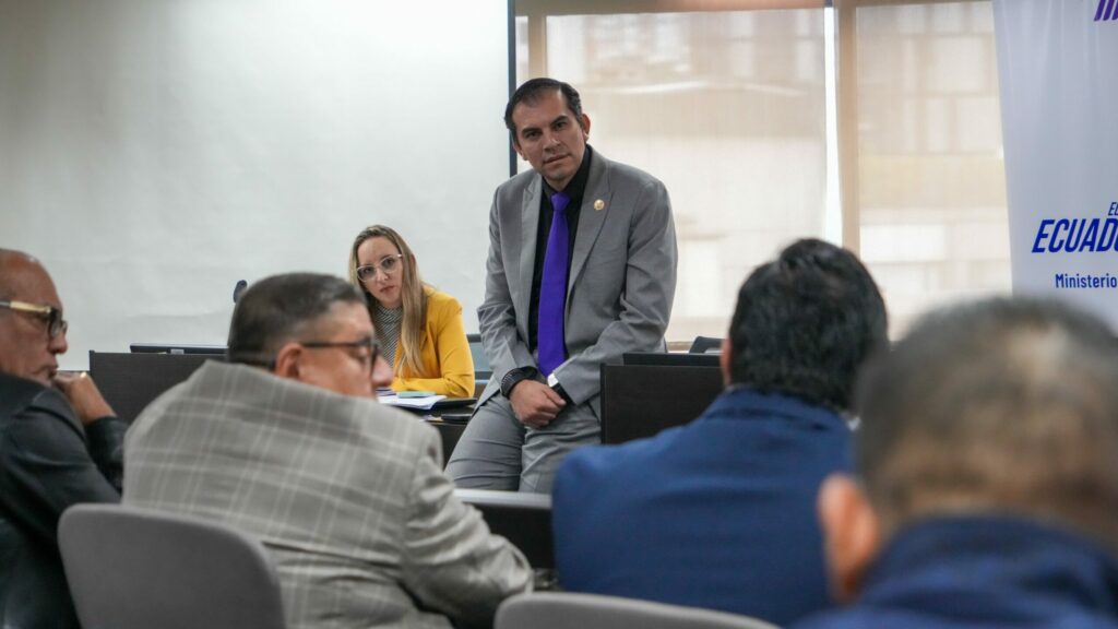 ¿Será prioridad para el Gobierno de Ecuador subir el sueldo a funcionarios públicos Esto aclaró el ministro de Trabajo.