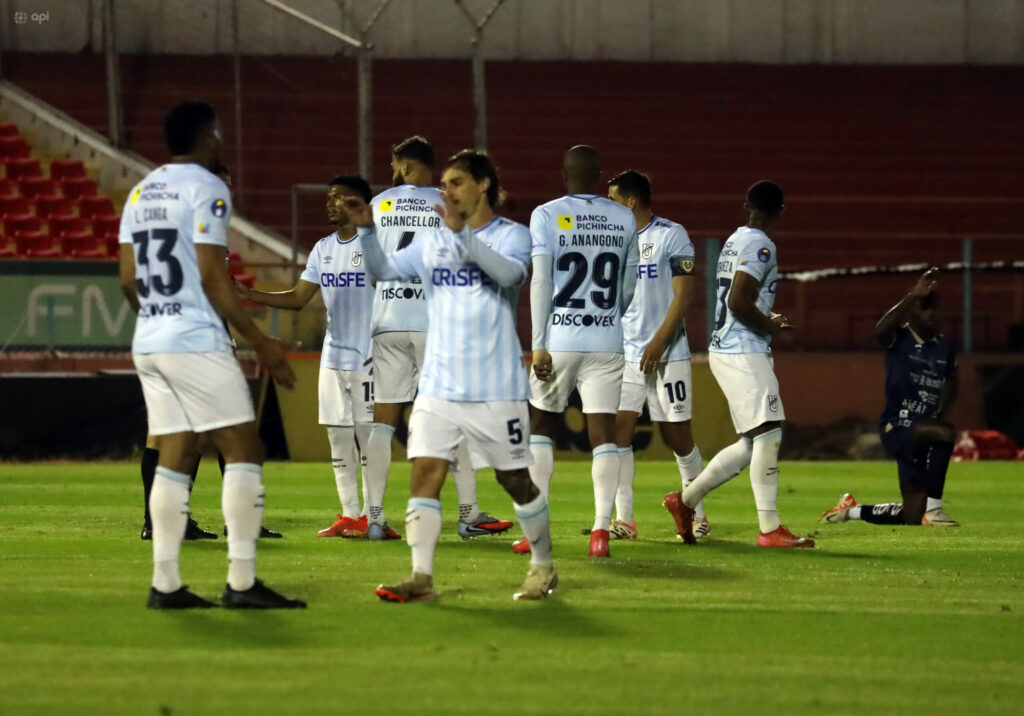 Cuenca,Ecuador 2 de Diciembre de 2025. En la nochede hoy en el estadio Alejandro Serrano Aguilar el conjunto del Cuenca Jrs se enfrenta aUniversidad Catolica por la semi final de vuelta por la Copa Ecuador 2025 foto API/Boris Romoleroux. l