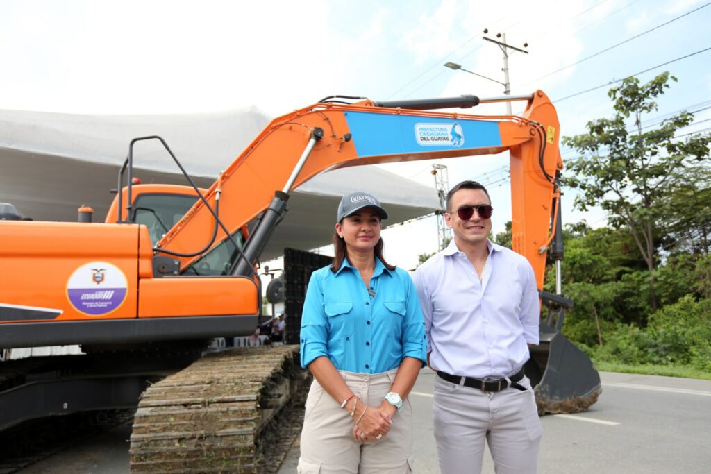 El presidente Daniel Noboa (der.) junto a la prefecta del Guayas, Marcela Aguiñaga en el inicio de la construcción de las vías de acceso de los tramos 4 y 5 del Quinto Puente. FOTO: Ministerio de Infraestructura y Transporte – Ecuador.