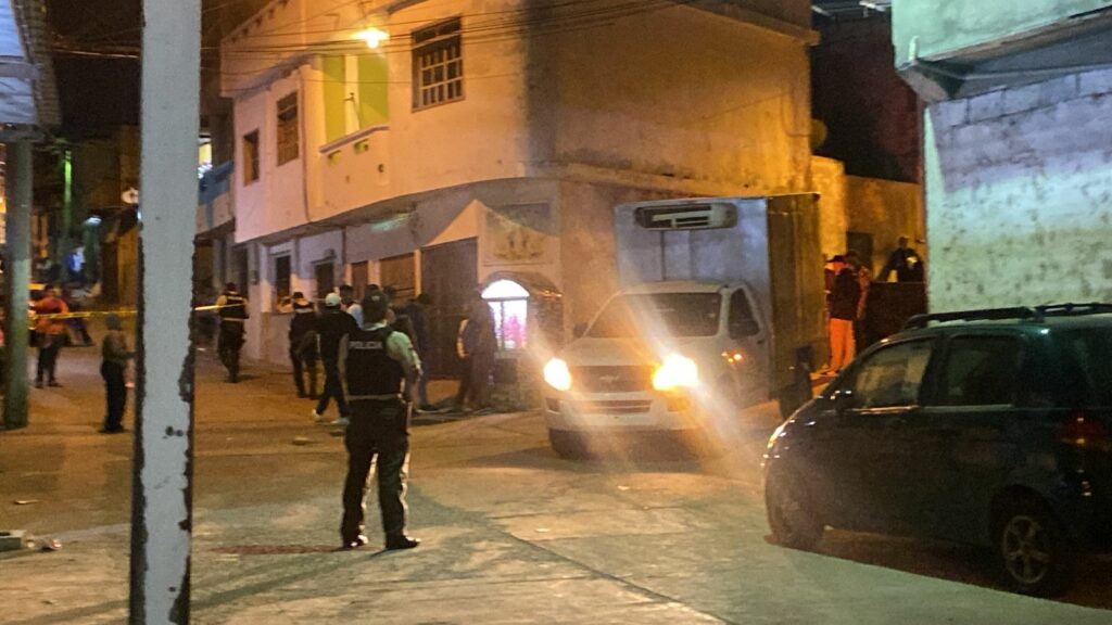 El carro de Medicina Legal en el barrio Ursa donde asesinaron a la víctima 500 del sicariato