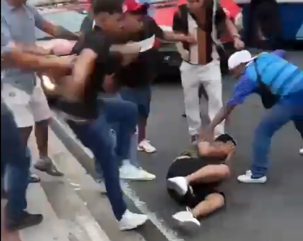 A dos hombres señalados como ladrones de teléfonos celulares los bajaron a la fuerza de una unidad de la Metrovía, en Guayaquil.