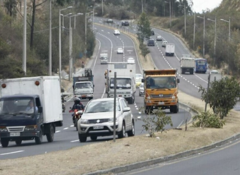 A partir del jueves 1 de enero de 2026, los vehículos de transporte pesado enfrentarán restricciones de circulación en la avenida Simón Bolívar de Quito.