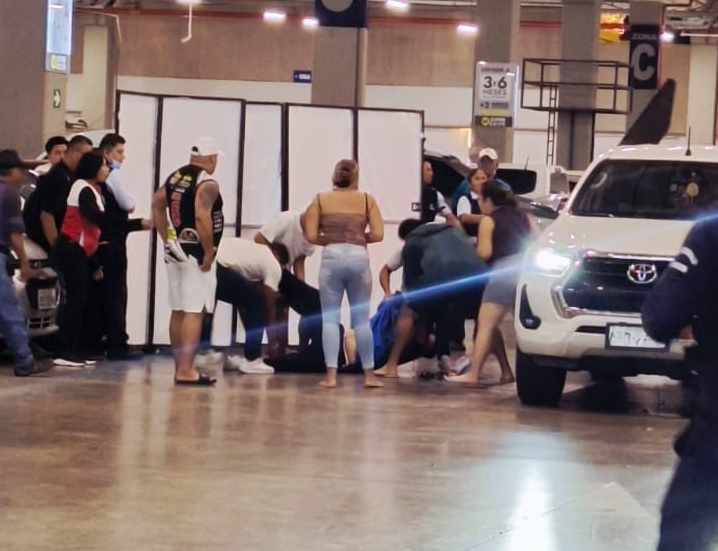 A un hombre lo acribillaron la noche de este martes 30 de diciembre en el parqueadero del centro comercial La Gran Piazza, de Machala, provincia de El Oro.