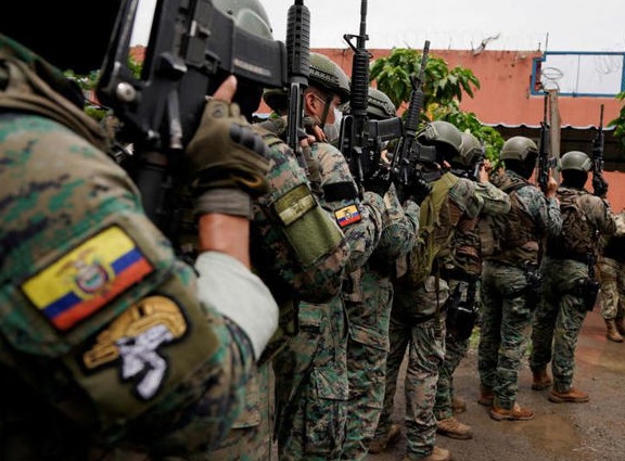 A una oficial mujer de 34 años, miembro del Grupo de Contrainteligencia Militar del Comando Conjunto de las Fuerzas Armadas, la hirieron de bala.
