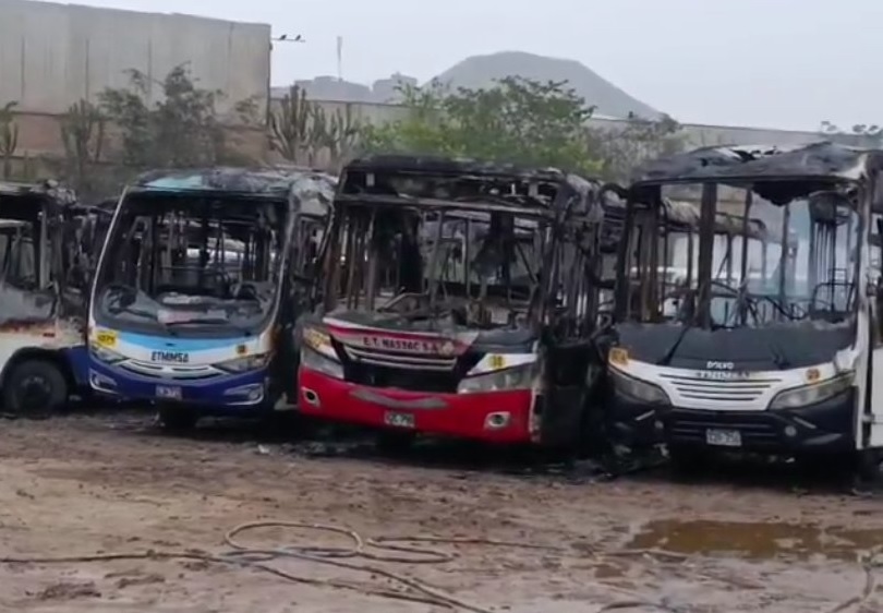 Al menos 18 buses de transporte público resultaron quemados y destruidos en su totalidad por un incendio intencional la madrugada de este miércoles